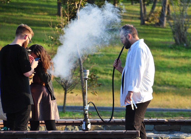 S přáteli je vodní dýmka nejlepší. 